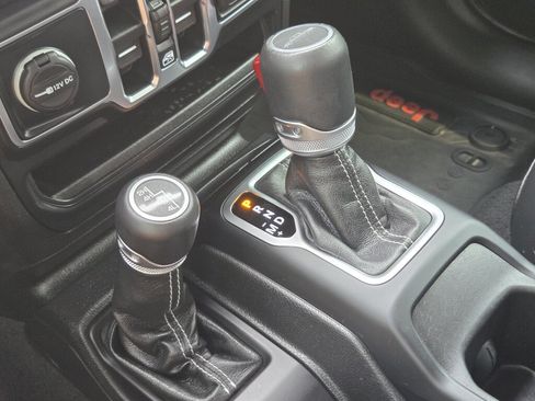 Used 2020 Jeep Gladiator Overland AWD/4WD image 23