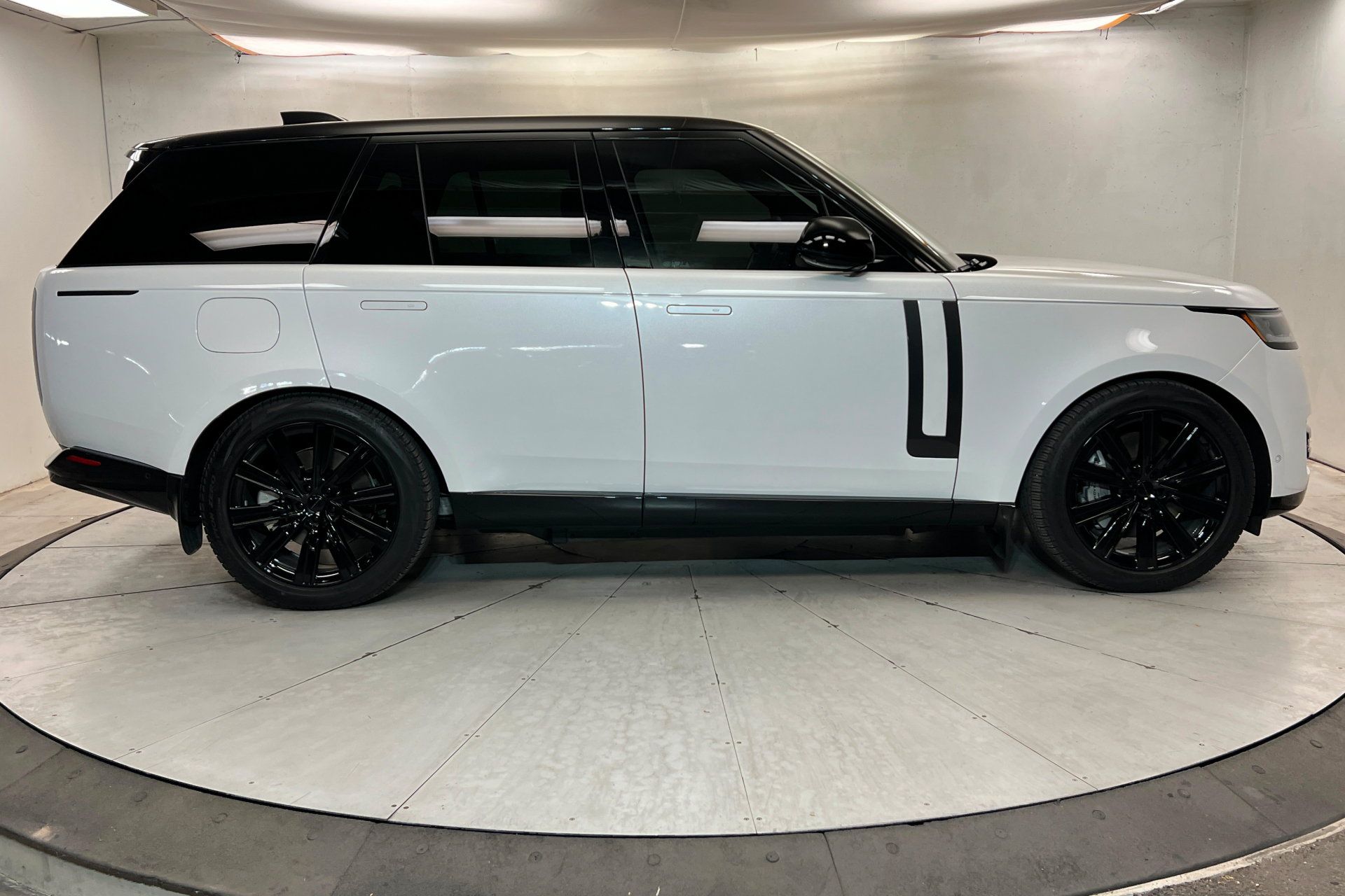 Used 2026 Land Rover Range Rover SE AWD/4WD image 7