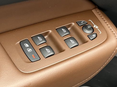 Used 2023 Volvo XC60 T8 Plus image 16