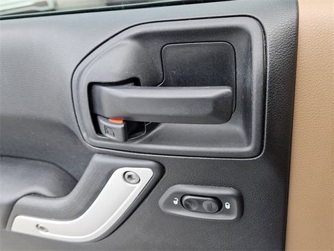 Used 2018 Jeep Wrangler Unlimited Sahara image 30