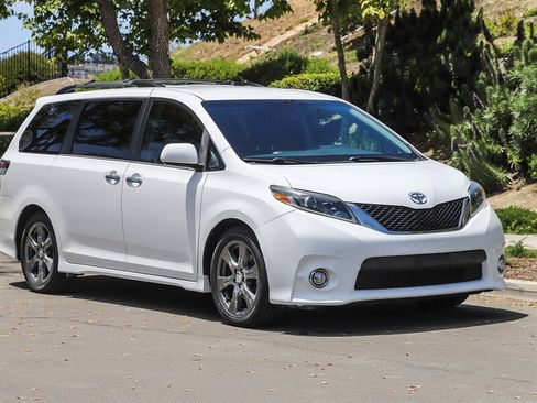 Used 2017 Toyota Sienna SE FWD image 9