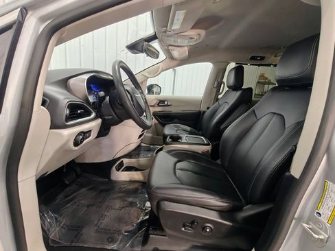 Used 2024 Chrysler Pacifica Touring-L FWD image 24
