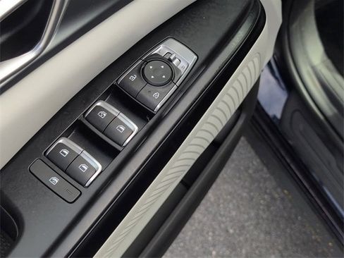 Used 2023 Kia Carnival LX image 12