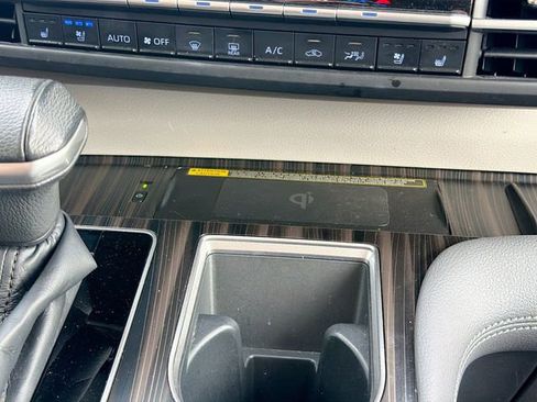 Used 2022 Toyota Sienna Limited FWD image 32