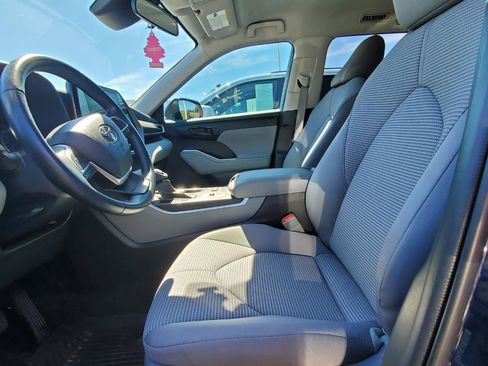 Used 2023 Toyota Highlander LE FWD image 3