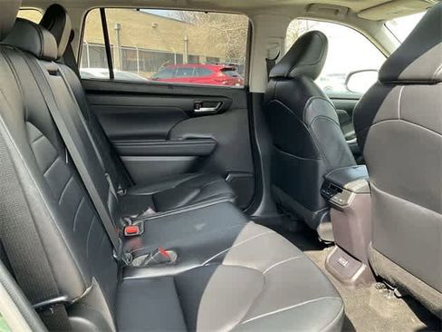 Used 2023 Toyota Highlander XLE image 17
