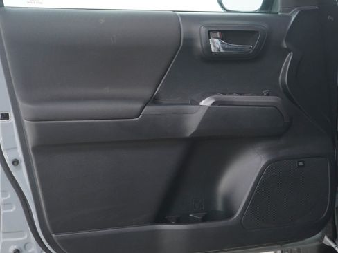 Used 2019 Toyota Tacoma TRD Sport image 18