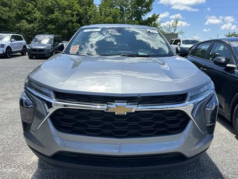 Used 2024 Chevrolet Trax LS w/ Driver Confidence Package FWD image 2