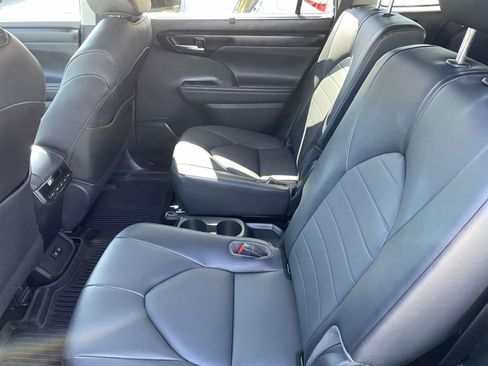 Used 2020 Toyota Highlander XLE image 17