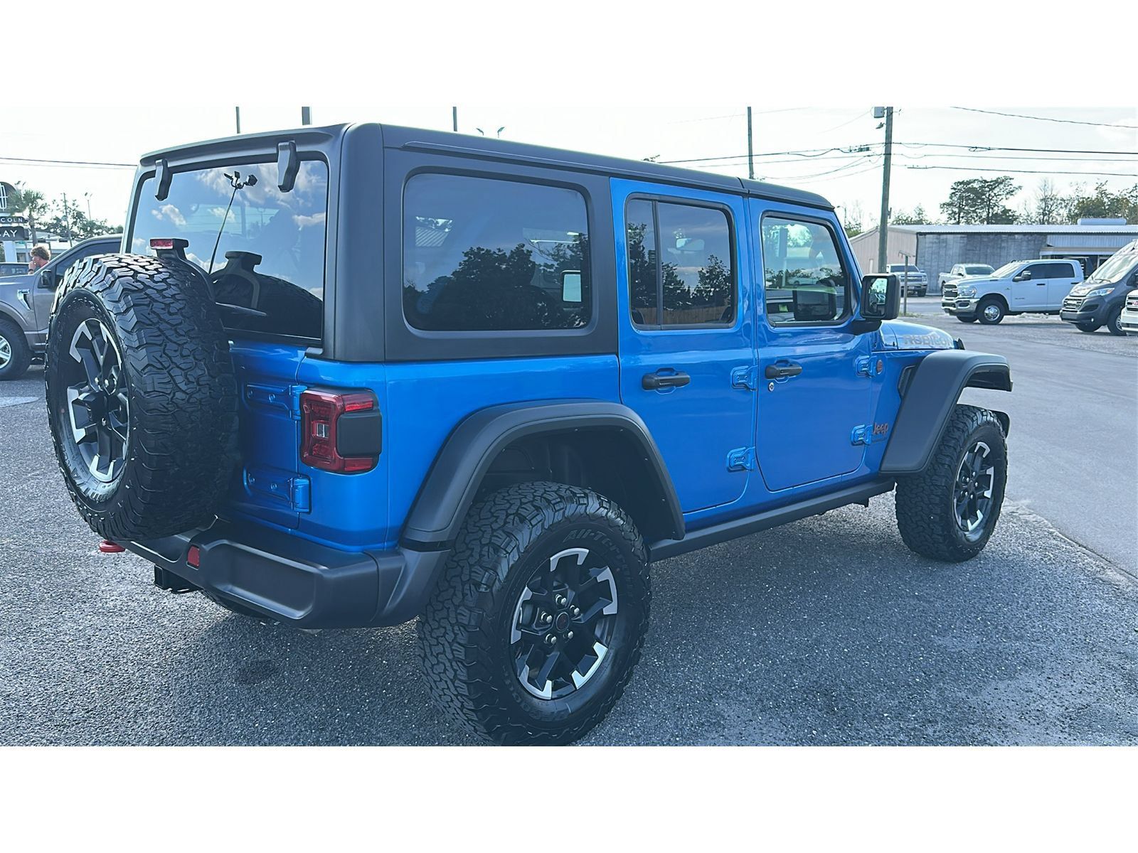 Used 2025 Jeep Wrangler Unlimited Rubicon w/ Convenience Group AWD/4WD image 6