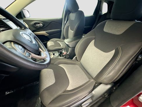 Used 2017 Jeep Cherokee Sport image 11