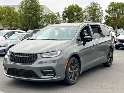 Used 2025 Chrysler Pacifica Limited