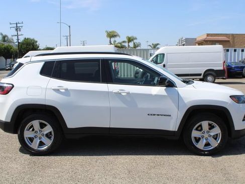 Used 2022 Jeep Compass Latitude FWD image 3