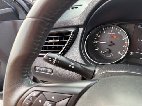 Used 2017 Nissan Rogue SV image 19