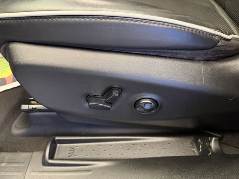 Used 2020 Chrysler Pacifica Limited w/ Advanced Safetytec Group FWD image 15