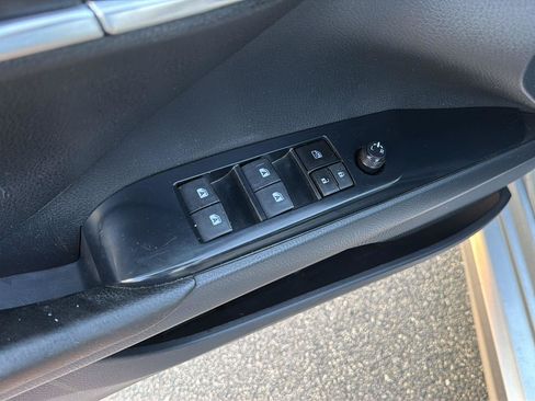 Used 2018 Toyota Camry SE w/ Convenience Package FWD image 30