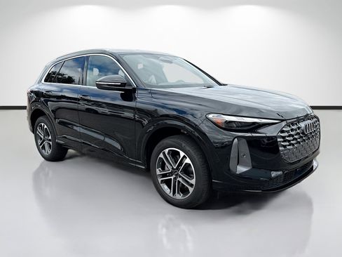 Certified 2025 Audi Q5 Premium w/ Convenience Package image 1