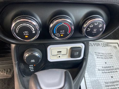 Used 2016 Jeep Renegade Latitude AWD/4WD image 25