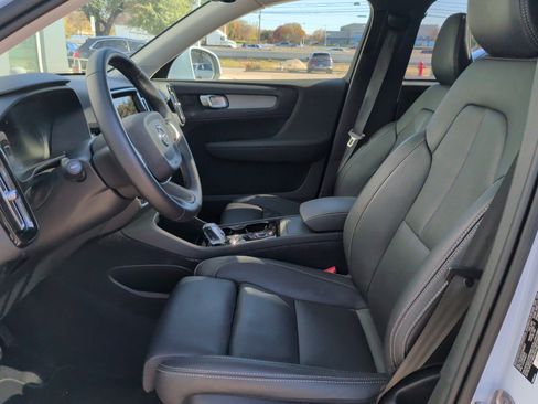 Used 2025 Volvo XC40 B5 Plus image 17
