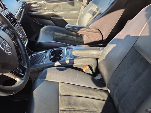 Used 2018 Dodge Grand Caravan SXT w/ Driver Convenience Group image 16