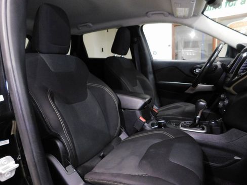 Used 2017 Jeep Cherokee Latitude w/ Comfort & Convenience Group image 95