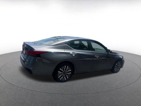 Used 2025 Nissan Altima 2.5 SV FWD image 14