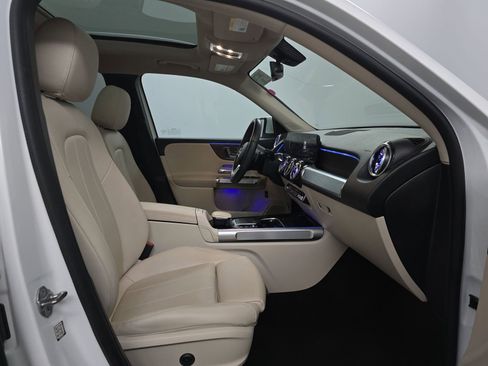 Used 2023 Mercedes-Benz GLB 250 w/ Premium Package image 5