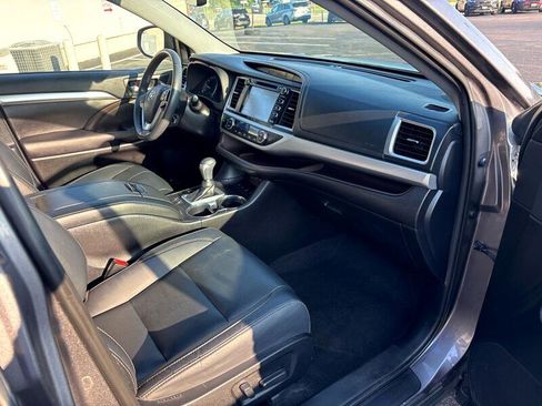 Used 2019 Toyota Highlander XLE image 40
