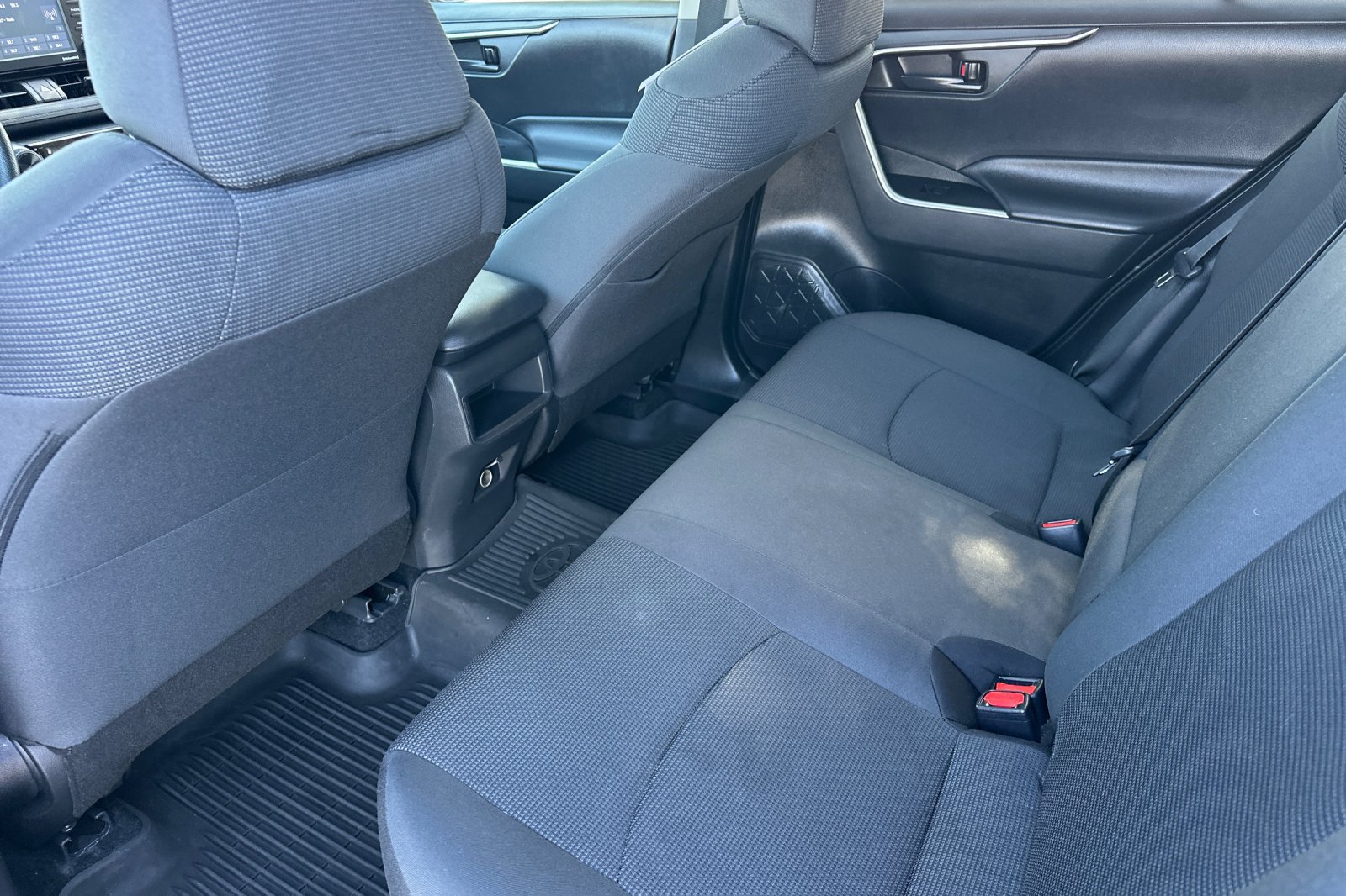 Used 2021 Toyota RAV4 LE FWD image 12