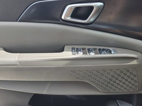 Used 2025 Kia Carnival FWD image 20