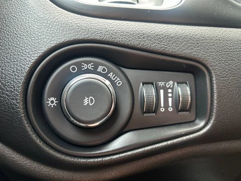Used 2020 Jeep Renegade Latitude FWD image 21