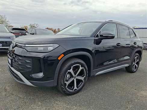 New 2026 Volkswagen Tiguan SE image 2