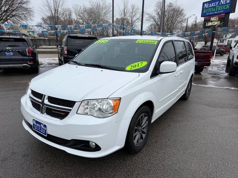 Used 2017 Dodge Grand Caravan SXT image 2