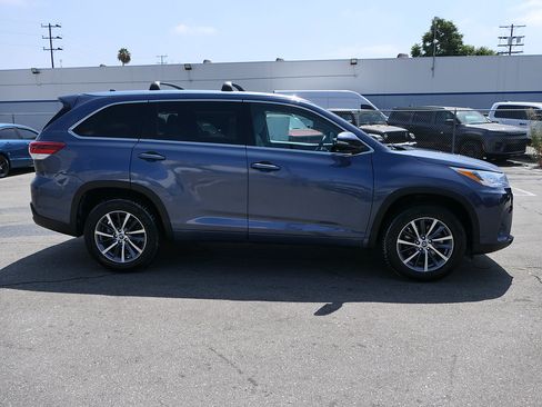 Used 2018 Toyota Highlander XLE FWD image 2