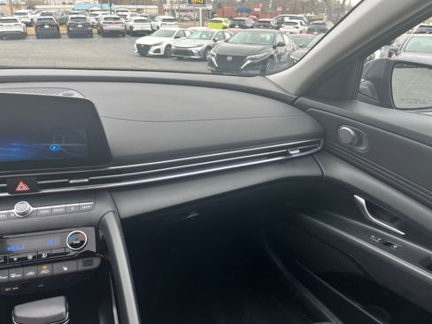 Used 2025 Hyundai Elantra Limited image 33