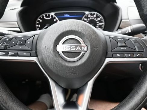 Used 2025 Nissan Altima 2.5 SV FWD image 34