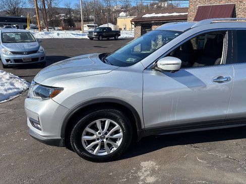 Used 2017 Nissan Rogue SV w/ SV Premium Package image 9