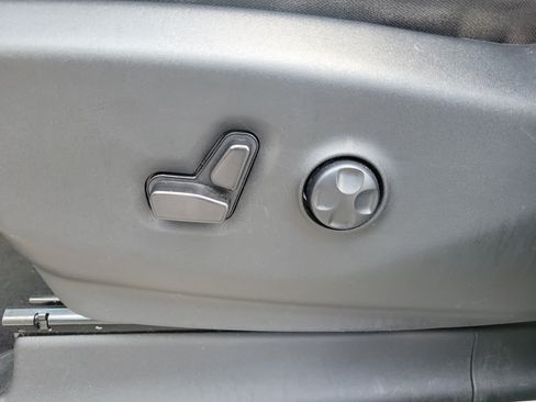 Used 2023 Chrysler Voyager LX FWD image 15
