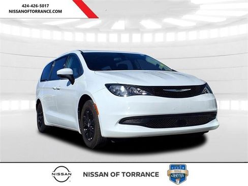 Used 2022 Chrysler Voyager LX image 1