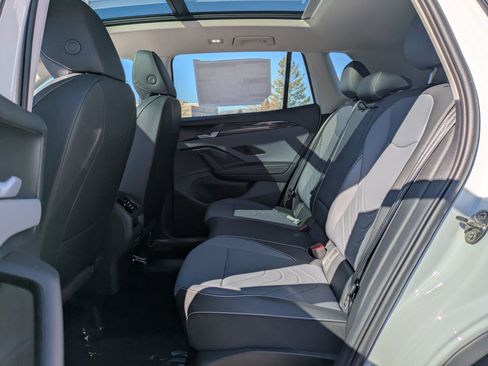 New 2026 Volkswagen Tiguan SE image 16