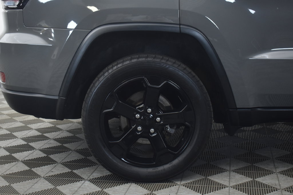 Used 2019 Jeep Grand Cherokee Laredo AWD/4WD image 25