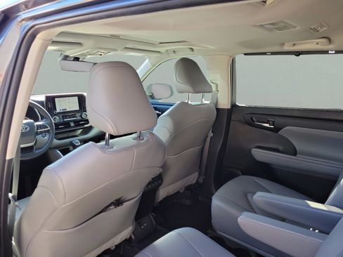 Used 2023 Toyota Highlander XLE FWD image 23