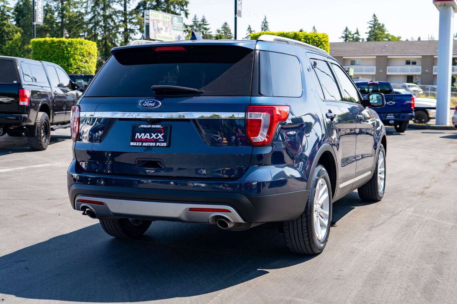 Used 2017 Ford Explorer XLT FWD image 9
