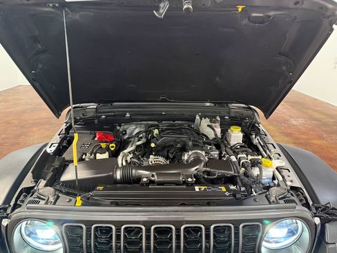 Used 2024 Jeep Gladiator Rubicon w/ Convenience Group AWD/4WD image 19