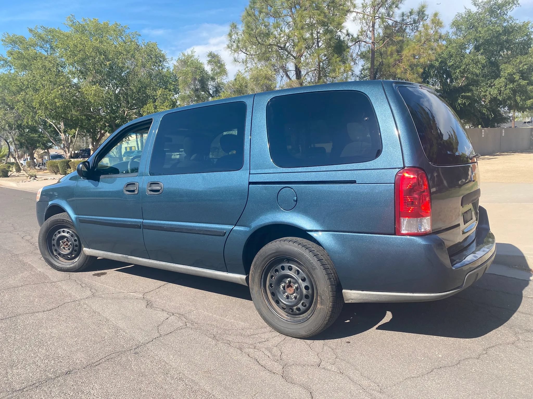 Used 2005 Chevrolet Uplander w/ Climate Package FWD image 2