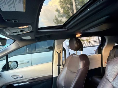 Used 2022 Toyota Sienna Platinum FWD image 12