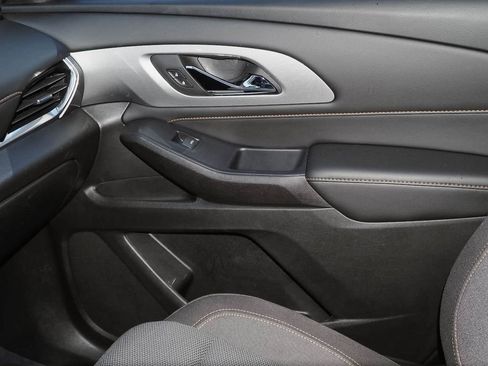 Used 2021 Chevrolet Traverse LS image 28