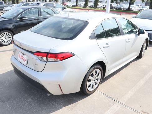Used 2025 Toyota Corolla LE image 9