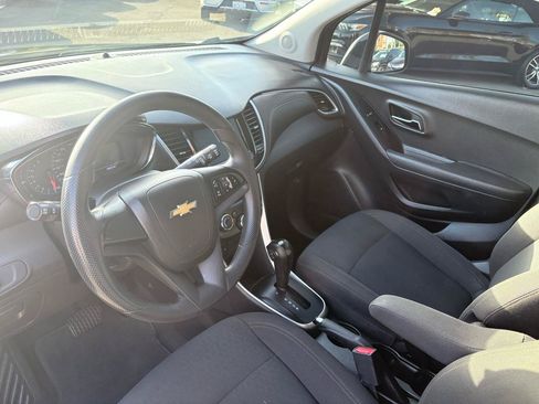 Used 2020 Chevrolet Trax LS FWD image 7