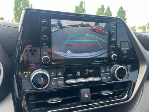 Used 2022 Toyota Highlander XLE FWD image 24